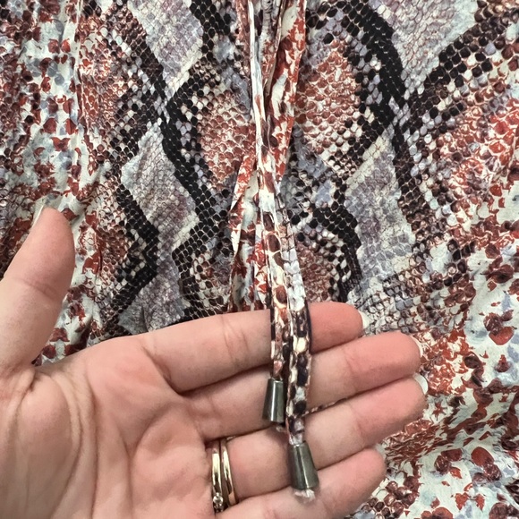 Lovers + Friends White Snakeskin Keyhole Blouse Size Large $128 - Picture 3 of 6